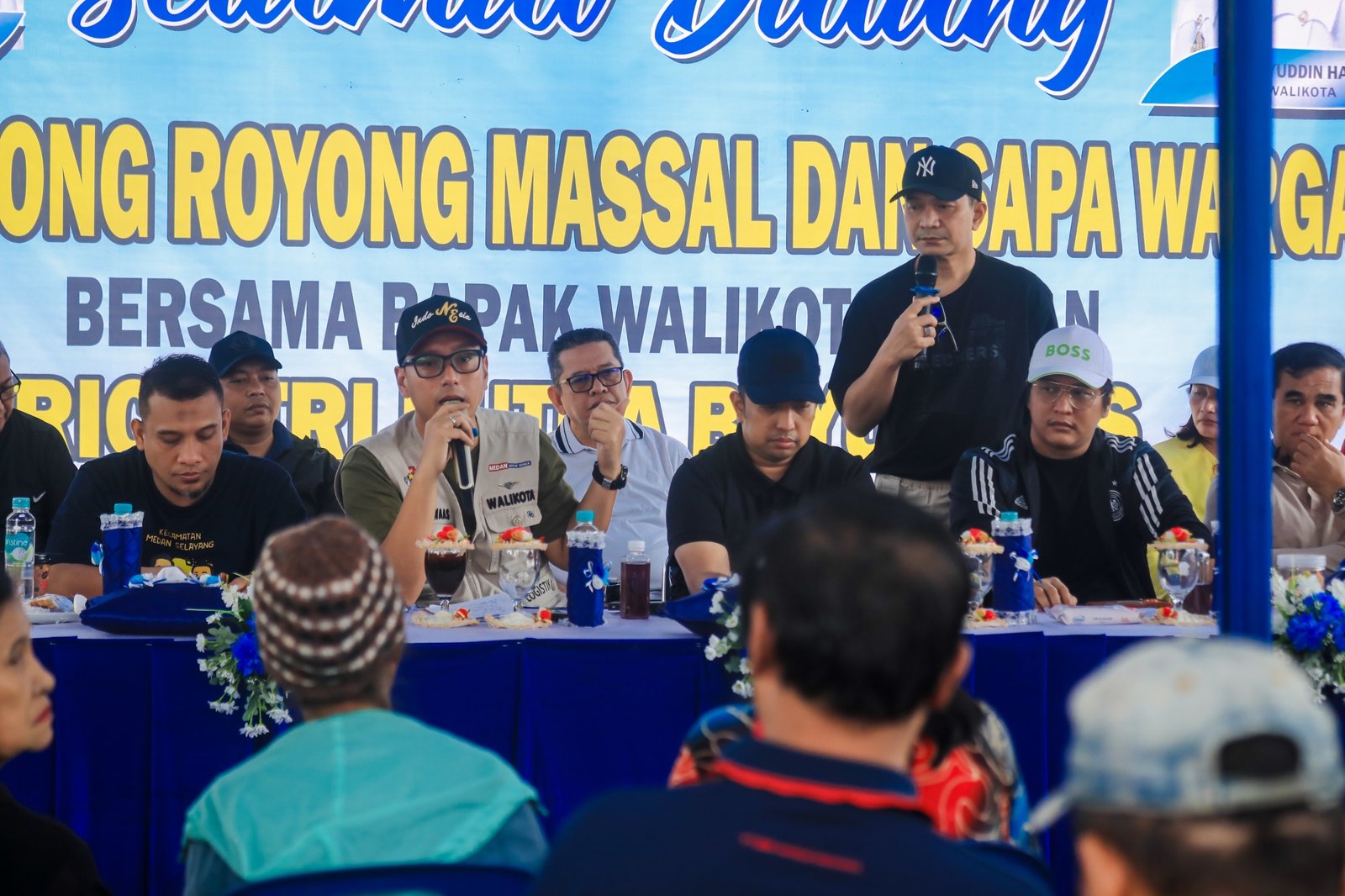 Rico Waas berdialog dengan warga Beringin saat Sapa Warga membahas penanganan banjir.