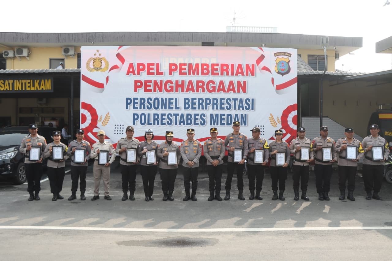 Kapolrestabes Medan Jean Calvijn Simanjuntak memberikan penghargaan kepada 15 personel berprestasi.