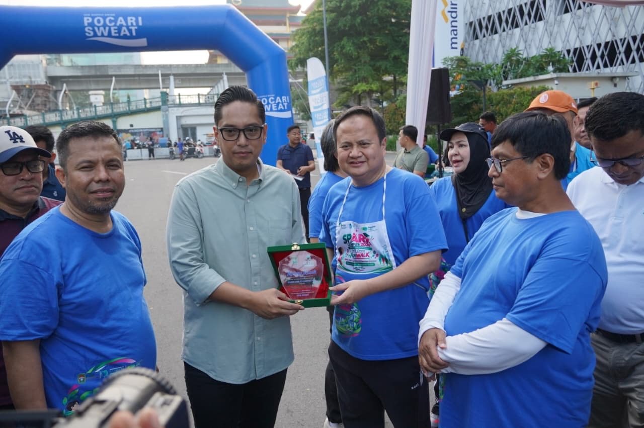 Rico Waas melepas jalan sehat Spark Go To Campus di Lapangan Merdeka Medan