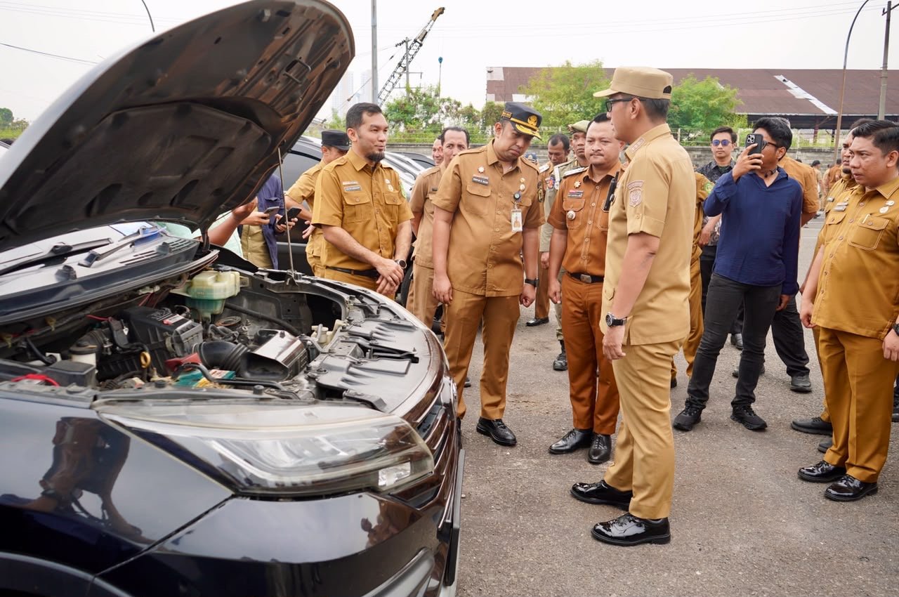 Wali Kota Medan Rico Tri Putra Bayu Waas memeriksa kendaraan dinas Pemko Medan saat apel kendaraan operasional