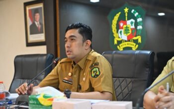 Pj Sekda Medan Erfin Fachrurrazi memimpin rapat pembahasan RKAP PUD Pasar 2027