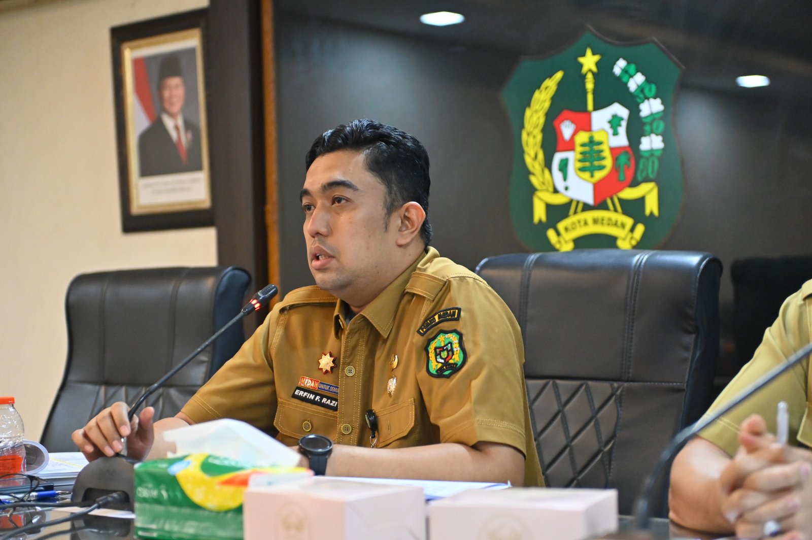 Pj Sekda Medan Erfin Fachrurrazi memimpin rapat pembahasan RKAP PUD Pasar 2027