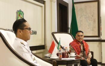 Wali Kota Medan Rico Waas menerima panitia penabalan marga di Balai Kota Medan.